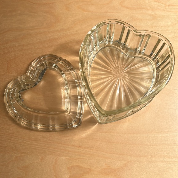 Beautiful Vintage Glass Heart Shaped Candy Dish - Picture 3 of 7